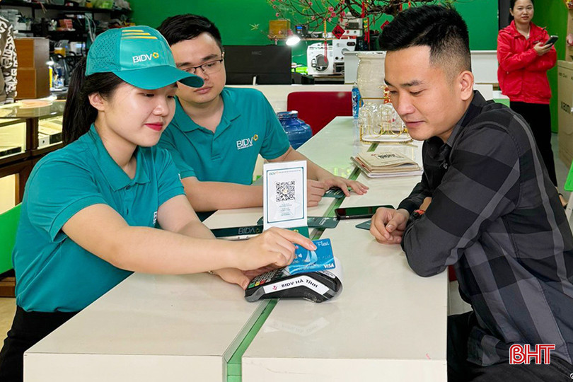 Nhân viên BIDV Hà Tĩnh ra quân phủ sóng mã QR Code. z5450006083762_c4b7fe4cdafa8761170cdb2c009bcfe6.jpg