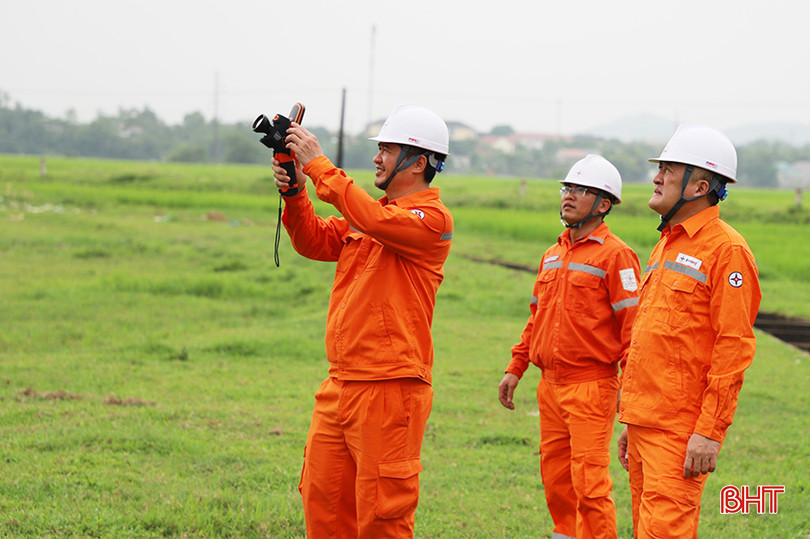 Các đoàn công tác đã tập trung tổng kiểm tra, rà soát lưới điện Kỳ Anh trong 2 tuần liên tục. z5350657559284_f1e9e0f4818dfe514d4c98e20e849f0b.jpg