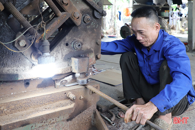 Gia đình ông Nguyễn Trọng Hà (TX Hồng Lĩnh) đang vay vốn chương trình giải quyết việc làm phát triển nghề rèn đúc. 501.JPG