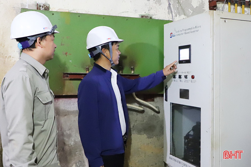 Lãnh đạo Nhà máy Thủy điện Hương Sơn kiểm tra hệ thống thiết bị các tổ máy phát điện. 03.jpg