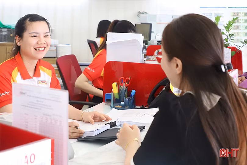 Người dân đến gửi tiết kiệm tại HD Bank Hà Tĩnh.