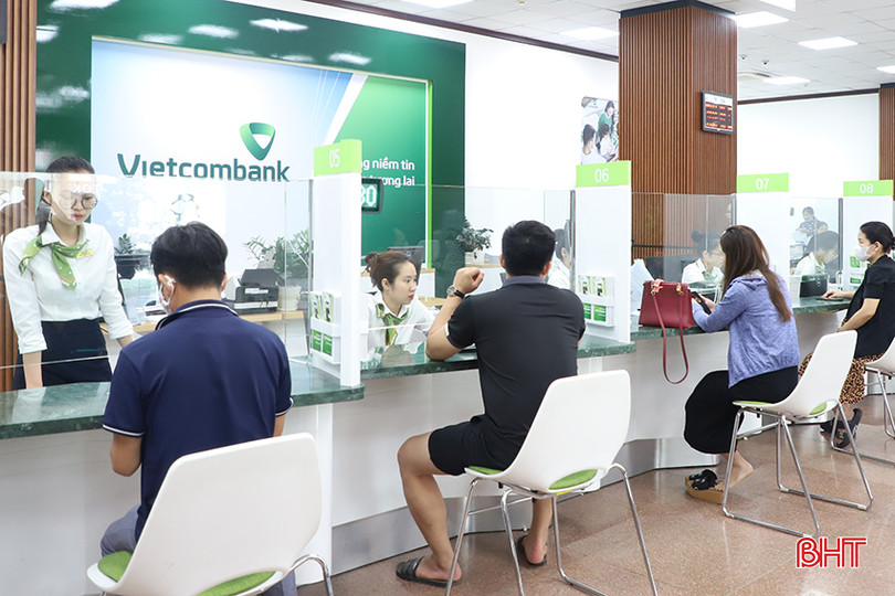 Khách hàng đến giao dịch tại Vietcombank Hà Tĩnh. 35.JPG