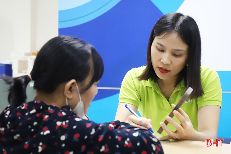Ngày 2/5/2024, ACB Hà Tĩnh điều chỉnh tăng thêm 0,2%/năm đối với các kỳ hạn dưới 6 tháng cho khách hàng gửi tiền tiết kiệm online. 33 (1).JPG