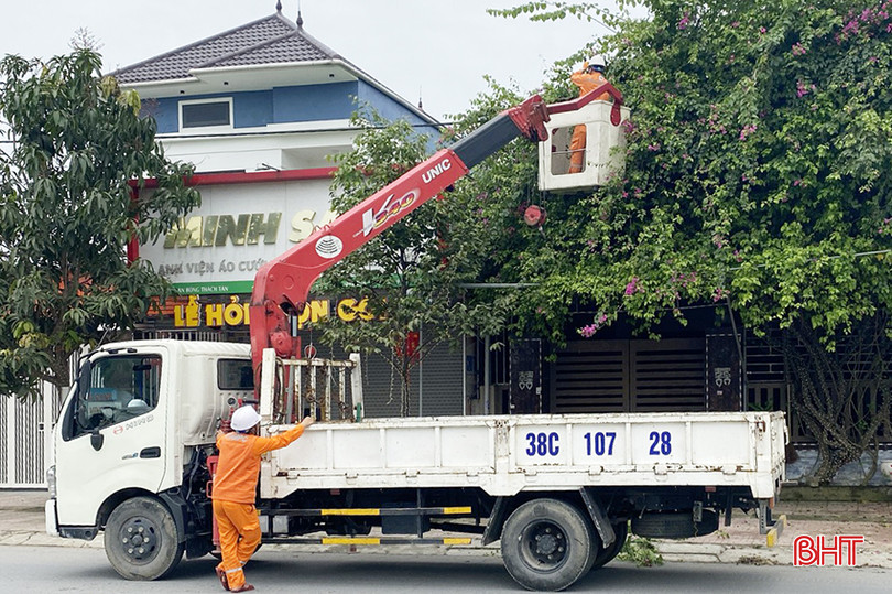 Điện lực TP Hà Tĩnh chủ động lên phương án kéo thêm các lộ xuất tuyến tại một số trạm biến áp để không xảy ra quá tải dây dẫn. z5269779567995_e1e89ae1f54ba392559950e93b59e9fe (1).jpg