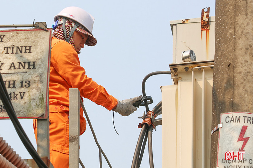 Công nhân Công ty Điện lực Hà Tĩnh kiểm tra tình trạng mang tải của các thiết bị điện. z5350659310230_5435bb8acbc158ee6912b496f7795632.jpg