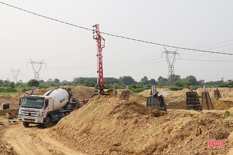 Công ty CP Tập đoàn PC1 (Hà Nội) thi công đường dây 500kV Quảng Trạch - Quỳnh Lưu đoạn qua huyện Cẩm Xuyên. IMG_0683.JPG