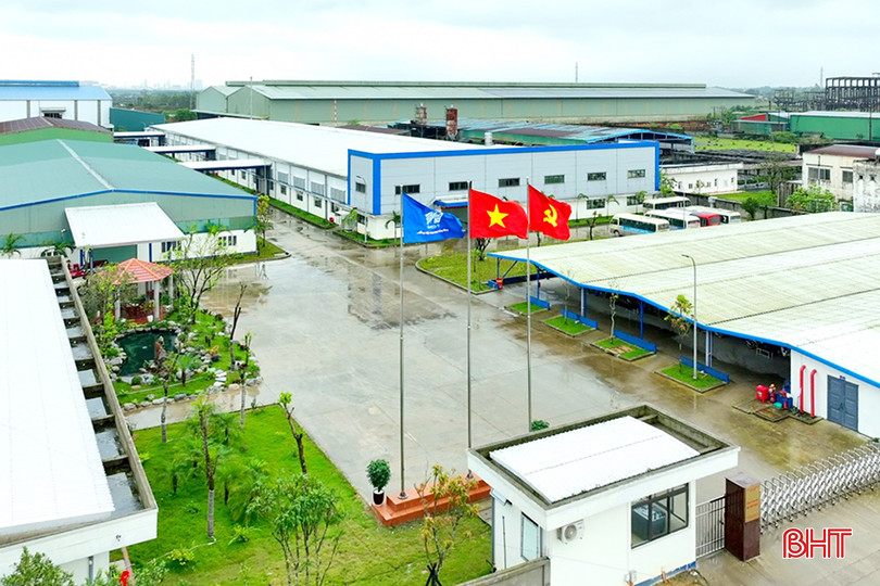 Bình quân mỗi tháng, Xí nghiệp May 10 Hà Tĩnh xuất khẩu 120.000 sản phẩm đi các nước. 066.jpg