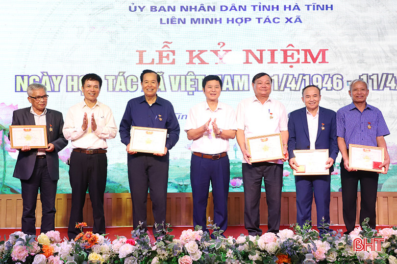 Lãnh đạo Liên minh HTX Hà Tĩnh tặng kỷ niệm chương Vì sự nghiệp phát triển HTX của Liên minh HTX Việt Nam cho 6 cá nhân. 91.JPG