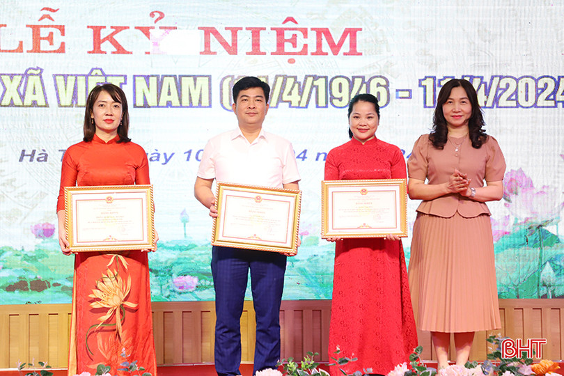 Phó Trưởng ban Thường trực Ban Dân vận Tỉnh ủy Nguyễn Thị Mai Thủy trao bằng khen của Chủ tịch UBND tỉnh cho 1 tập thể và 2 cá nhân. 92.JPG