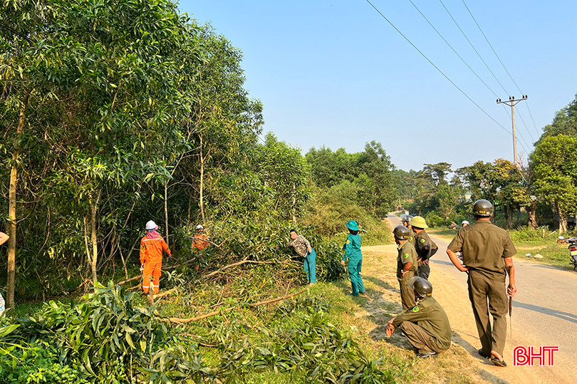 Ảnh 5 - lực lượng CAX và dân quân tự vệ phối hợp tuyên truyền, xử lý hành lang.jpg