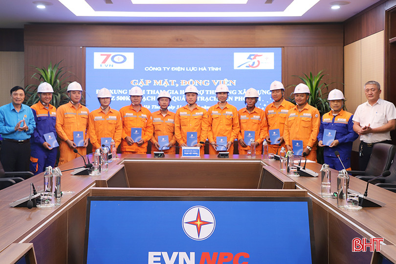 Lãnh đạo Công ty Điện lực Hà Tĩnh tặng quà cho các lao động được điều động hỗ trợ thi công dự án đường dây 500 kV mạch 3 đoạn từ Quảng Trạch đến Phố Nối. IMG_8551.JPG