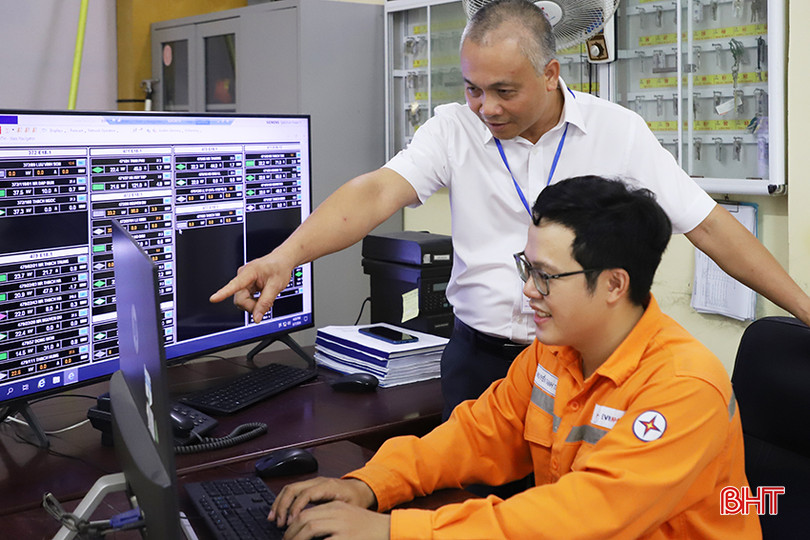 Lãnh đạo Điện lực TP Hà Tĩnh hướng dẫn anh Trung thực hiện các phương án cấp điện nắng nóng. IMG_2433.JPG