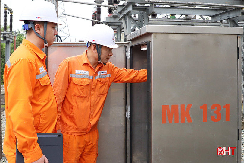 Công nhân ngành điện tăng cường kiểm tra hệ thống lưới để kịp thời phát hiện các bất thường. 03.jpg