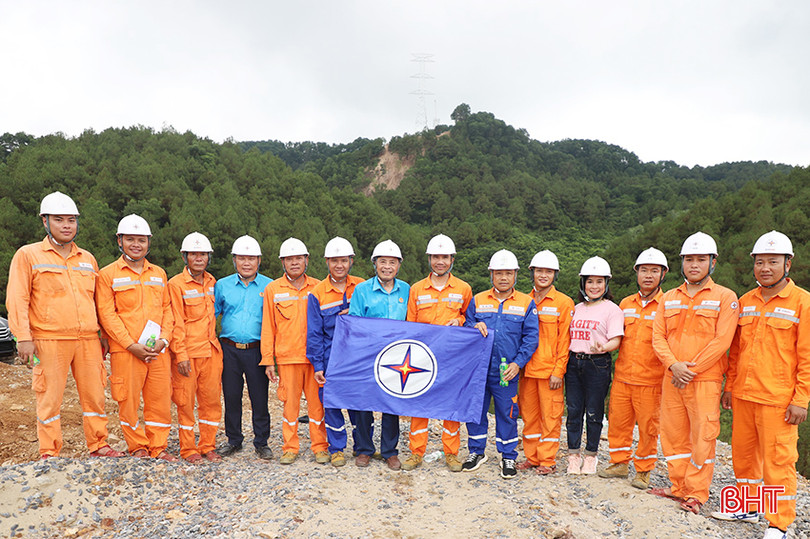 Lãnh đạo Công ty Điện lực Hà Tĩnh động viên cán bộ, công nhân thi công dự án 500 kV Quảng Trạch - Quỳnh Lưu tại huyện Nam Đàn (Nghệ An). z5514779087217_c9dd3d7a2707969029eba12eeadd5f8d.jpg