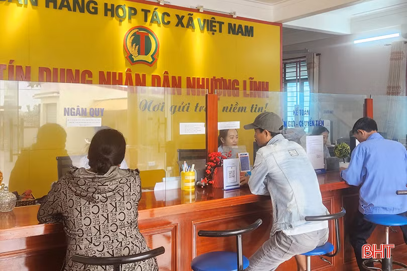 Khách hàng đến giao dịch tại Quỹ TDND liên xã Nhượng Lĩnh (Cẩm Xuyên).