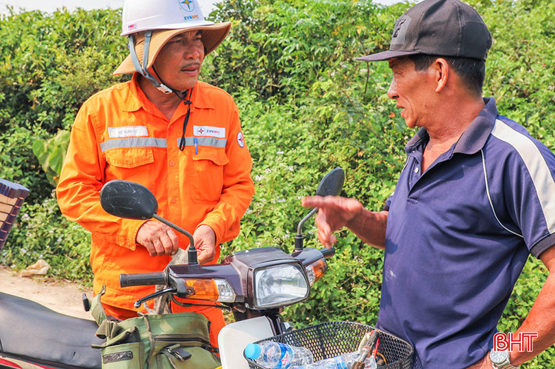 Công nhân ngành điện trao đổi với khách hàng về tình trạng sử dụng điện trong mùa nắng nóng. z5350659390051_dcf729f067ca890af527c603ea683849.jpg