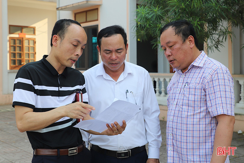 Lãnh đạo Hội đồng Bồi thường, GPMB huyện Thạch Hà nắm bắt tình hình công tác GPMB dự án tại xã Lưu Vĩnh Sơn. 400.JPG