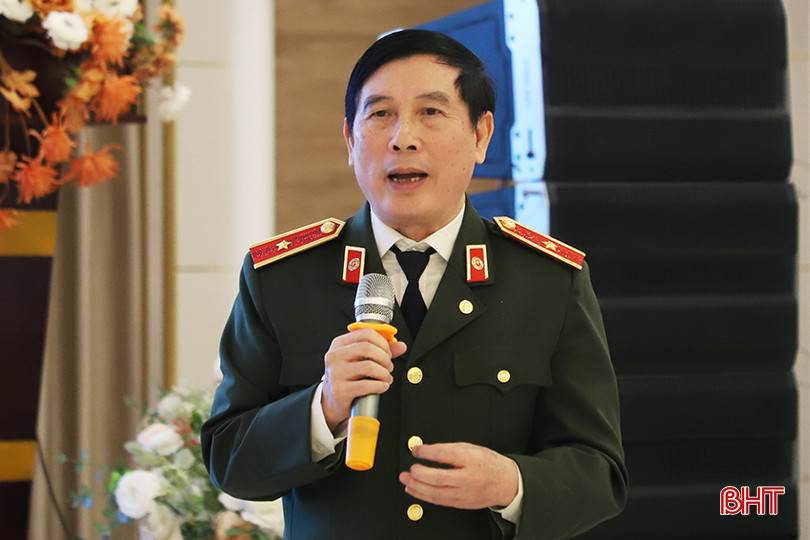 Thiếu tướng - Thầy thuốc Nhân dân - TS. Đỗ Thế Lộc - Viện trưởng Viện Nghiên cứu các bài thuốc dân tộc Việt Nam - Phó Chủ tịch Thường trực Trung ương Hội Đông y Việt Nam trình bày tham luận "Nhung hươu - Một vị thuốc quý trong y học cổ truyền". 90.JPG
