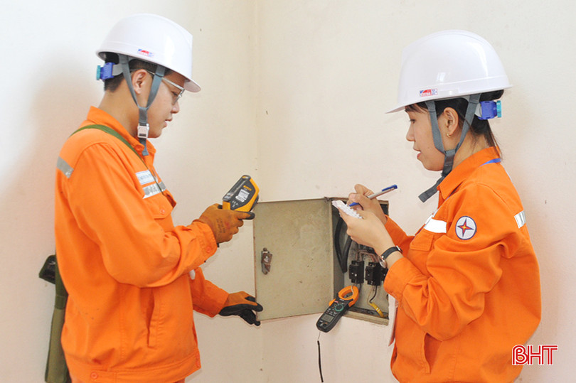 Anh Trung cùng đồng nghiệp cho ra đời các sáng kiến kỹ thuật làm lợi cho ngành. DSC_1603.JPG