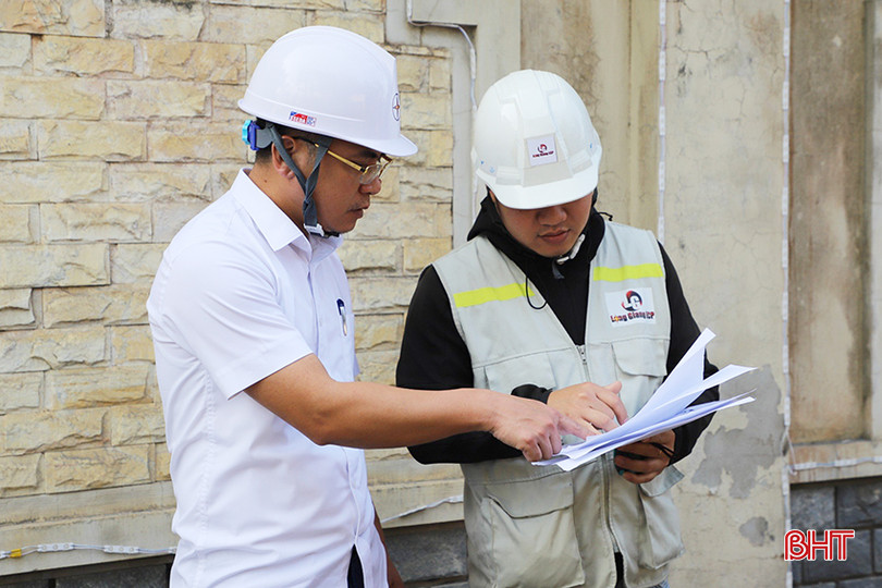 Ông Nguyễn Thanh Hoa – Trưởng phòng Quản lý đầu tư, Công ty Điện lực Hà Tĩnh (trái) trực tiếp chỉ đạo, hỗ trợ nhà thầu triển khai các dự án. 098.jpg