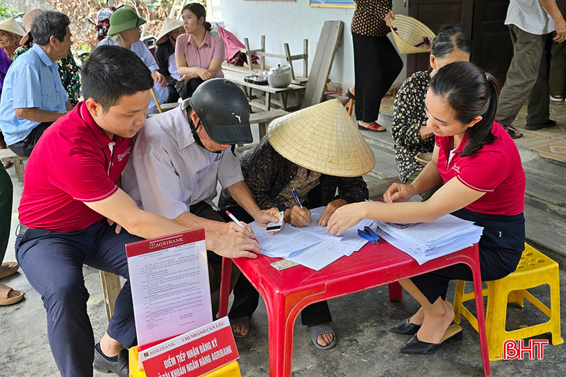 Agribank Chi nhánh tỉnh Hà Tĩnh ra quân về cơ sở hướng dẫn làm hồ sơ mở thẻ cho khách hàng. 1.jpg