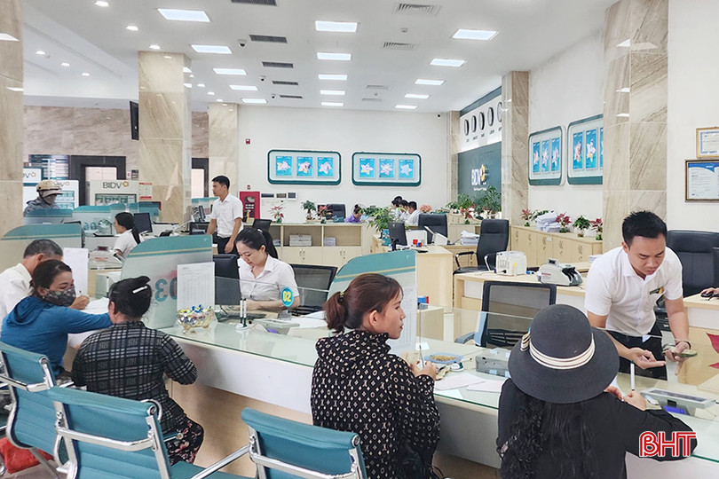 Khách hàng đến giao dịch tại BIDV Nam Hà Tĩnh. 094.jpg