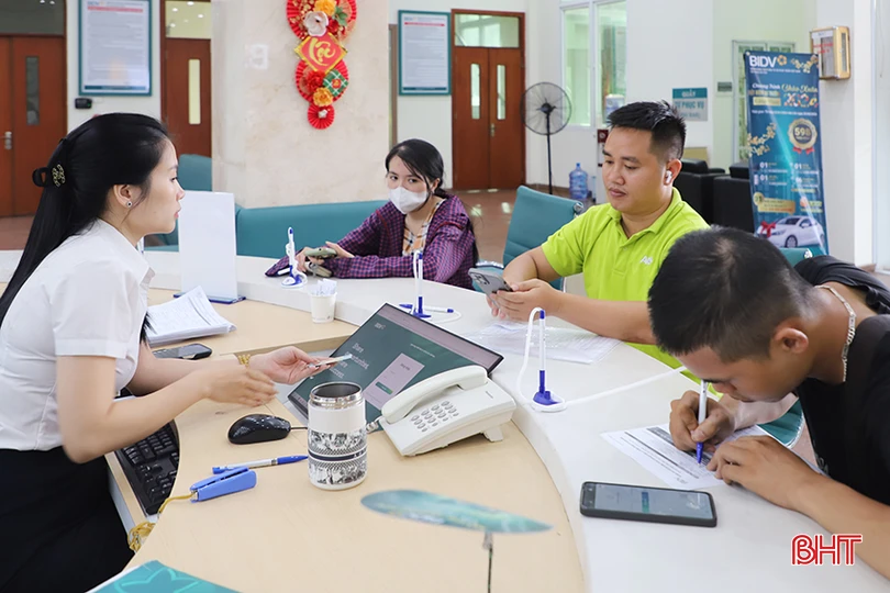 Nhân viên BIDV Hà Tĩnh hỗ trợ khách hàng sinh trắc học trong ngày nghỉ.