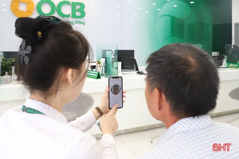 Khách hàng Trần Nhân Thục (Can Lộc) cài đặt sinh trắc học tại OCB Hà Tĩnh. IMG_8385.JPG