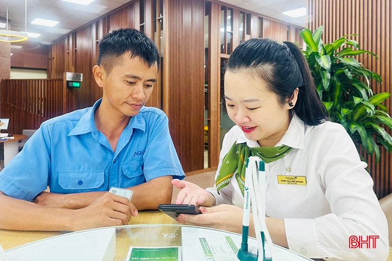 Nhân viên Vietcombank Hà Tĩnh hướng dẫn khách hàng sử dụng ngân hàng số. 065.jpg