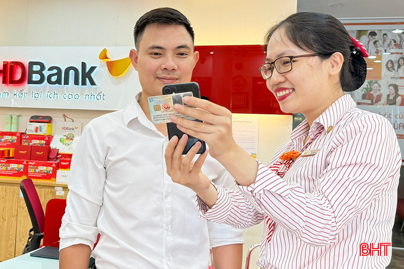Khách hàng cài đặt sinh trắc học tại HDBank Hương Sơn. z5620444680167_ce98d8a140f8459d3132fa6477c85d9f.jpg