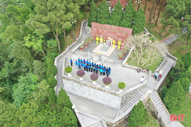 Toàn cảnh khu mộ cố Tổng Bí thư Trần Phú tại xã Tùng Ảnh. DJI_0407.JPG