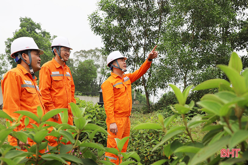 Lãnh đạo Công ty Điện lực Hà Tĩnh trực tiếp chỉ đạo công tác đảm bảo an toàn, phòng chống cháy nổ tại hiện trường. z5350657549299_31f37cfa7547d82eaad8facb4669015d.jpg
