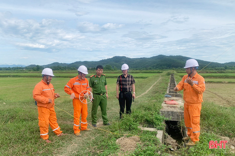 Điện lực Hương Sơn phối hợp với lực lượng công an thu hồi diều gây sự cố lưới điện. z5544689725848_cba2952fd6ec261f16de109e6fe8be2a.jpg