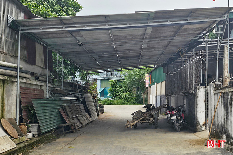 Hộ dân tại số nhà 3, ngõ 19, đường Lê Đại Hành (TDP 4, thị trấn Thạch Hà) chiếm dụng lòng đường dựng mái che, tập kết đồ đạc, xe cộ, gây khó khăn cho việc đi lại của người dân. thachha1.jpg