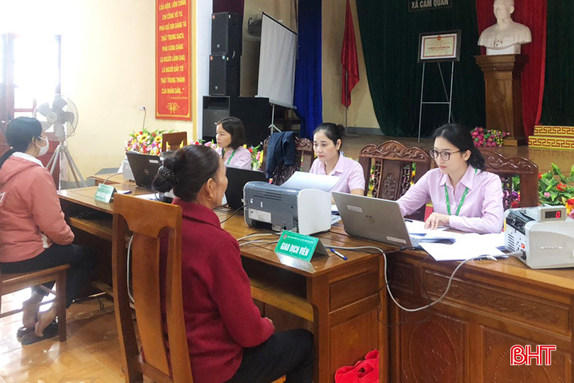 Một phiên giao dịch của Ngân hàng CSXH tỉnh Hà Tĩnh. 0999.jpg