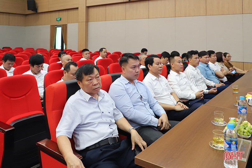Đại diện các khách hàng có phụ tải lớn tại Hà Tĩnh tham gia hội nghị. 30.JPG