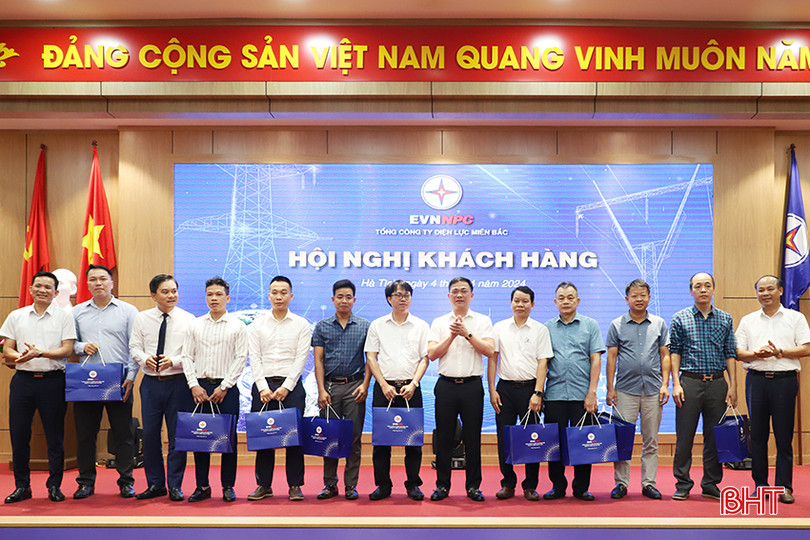 Công ty Điện lực Hà Tĩnh tặng quà tri ân 36 khách hàng có nhiều đóng góp trong công tác tiết kiệm điện. 31.JPG