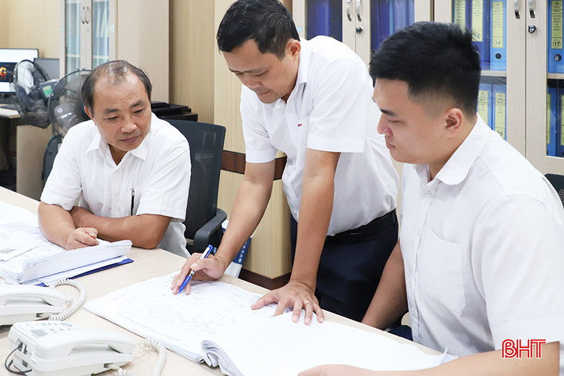 Lãnh đạo Trung tâm Điều khiển xa (Công ty Điện lực Hà Tĩnh) phân tích, nhận định các phụ tải tăng trưởng đột biến để có phương án ứng phó kịp thời, hiệu quả. IMG_2177.JPG