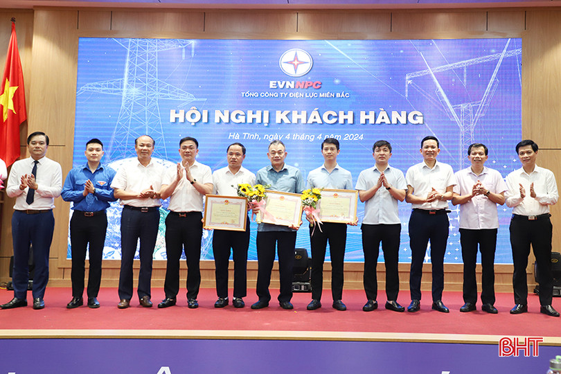 Lãnh đạo Đảng ủy Khối CCQ&DN tỉnh, Sở Công thương, Công ty Điện lực Hà Tĩnh tặng giấy khen của Tổng Công ty Điện lực Miền Bắc cho 3 khách hàng tiêu biểu tại Hà Tĩnh. 40.JPG