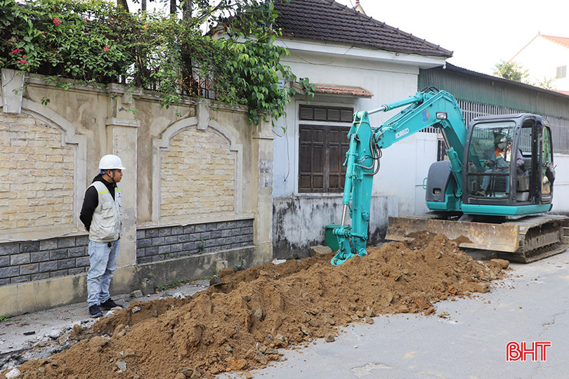 Đơn vị thi công đang đẩy nhanh tiến độ dự án “Xây dựng, cải tạo đường dây trung áp, hạ áp và trạm biến áp để chống quá tải, giảm tổn thất điện năng, giảm bán kính cấp điện khu vực huyện Can Lộc, Lộc Hà năm 2024”. z5284525500829_2ea61009ca8560445f5bbc52fcb8479e.jpg