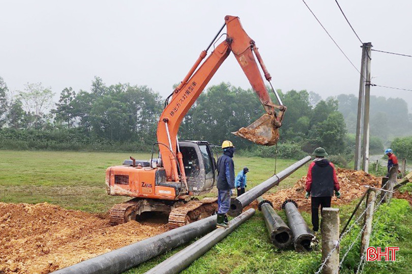 Để về đích "đúng hẹn", các nhà thầu vượt khó thi công cả trong điều kiện thời tiết bất lợi. z5279753223028_41b8a9d45ed5396c422d2aa2016ffae7.jpg