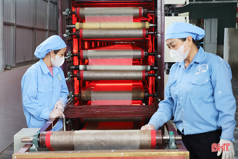 Dây chuyền sản xuất bánh ram Anh Thu (xã Tân Lâm Hương, Thạch Hà) được đầu tư hiện đại, đáp ứng yêu cầu của thị trường xuất khẩu. Dây chuyền sản xuất bánh ram Anh Thu (xã Tân Lâm Hương, Thạch Hà) được đầu tư hiện đại, đáp ứng yêu cầu của thị trường xuất khẩu.