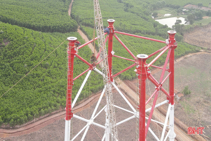 Các đơn vị thi công đang dựng cột 125/285 vị trí trên địa bàn Hà Tĩnh. 21.jpg