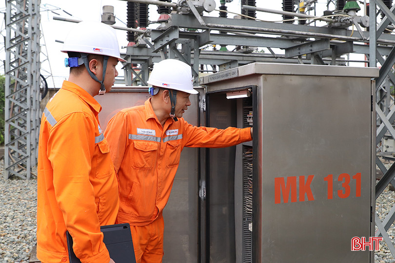 Công nhân Đội Quản lý vận hành lưới điện cao thế Hà Tĩnh kiểm tra lưới điện 110 kV. IMG_6741.JPG