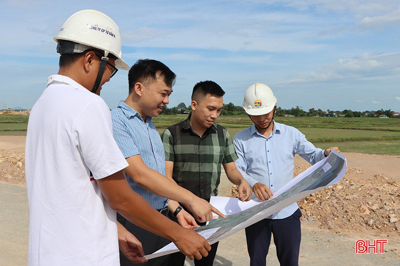 Cán bộ BQL Dự án Đầu tư xây dựng công trình giao thông tỉnh tăng cường hỗ trợ các nhà thầu, đẩy nhanh tiến độ thi công các dự án. z5512554988040_151e336b31dfad4105117abcb9185f63.jpg