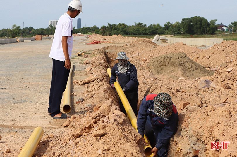 Nhà thầu tập trung hoàn thiện hệ thống hạ tầng kỹ thuật (điện, nước, thông tin liên lạc…) dự án xây dựng đường Hàm Nghi kéo dài. z5512555478673_5715f4f2c9a73cb65e7f7549bbeeef3c.jpg