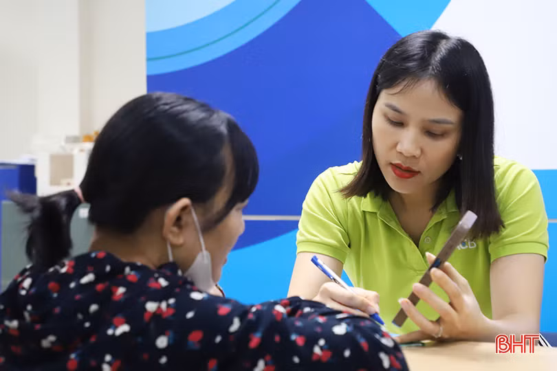 ACB Hà Tĩnh tăng cường ứng dụng công nghệ và chuyển đổi số vào quy trình cấp tín dụng.