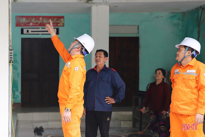 Lãnh đạo Công ty Điện lực Hà Tĩnh trực tiếp kiểm tra, khuyến cáo người dân thường xuyên kiểm tra, thay thế đường dây sau công tơ kém chất lượng. 096.jpg