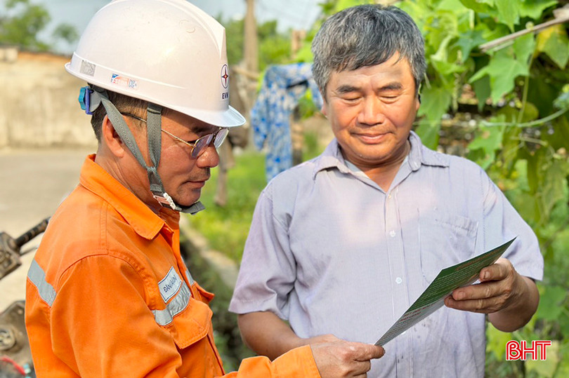 Ngành điện Hà Tĩnh tăng cường phát tờ rơi, khuyến cáo khách hàng các biện pháp sử dụng điện tiết kiệm, an toàn. 094.jpg