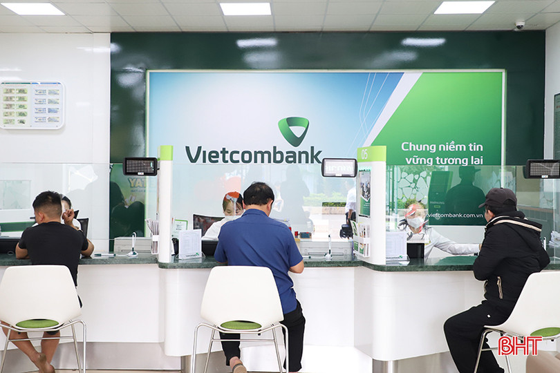 Khách hàng đến giao dịch tại Vietcombank Hà Tĩnh. 0912.jpg